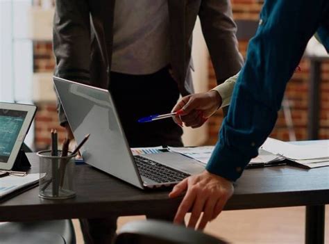 perbedaan pemimpin  manajer  perusahaan kumparancom