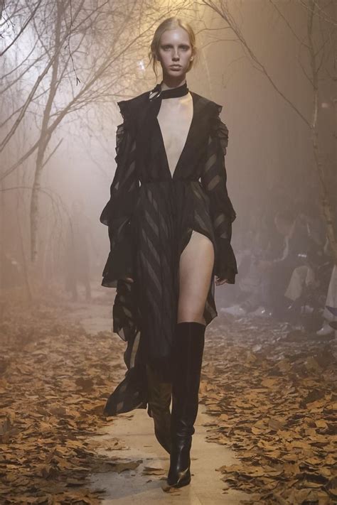 Off-White Ready To Wear Fall Winter 2017 Paris - NOWFASHION | Ready to ...