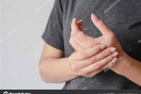 Що робити, якщо забій палець руки?