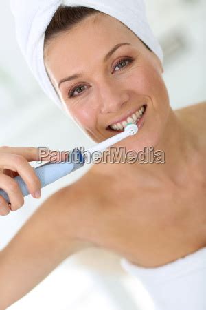 frau mit elektrischer zahnbuerste die zaehne putzen stock photo  bildagentur panthermedia