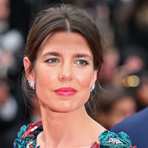 Del conjunto ‘pijama’, a la chaqueta cruzada con peinado original