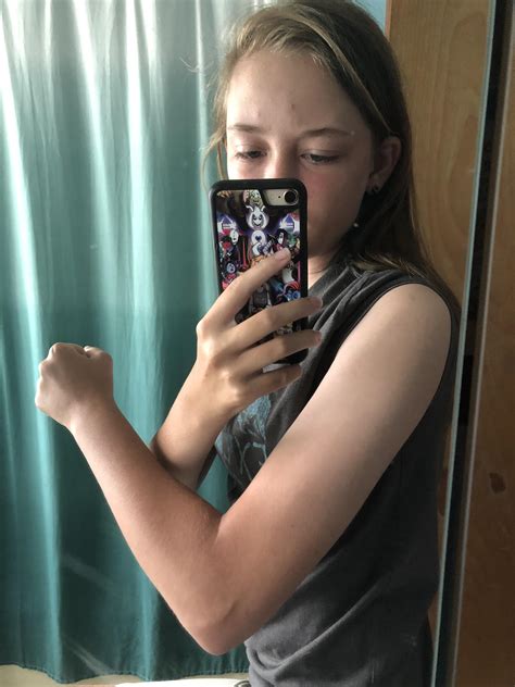 Lookin’ a little buff. : r/NonBinary