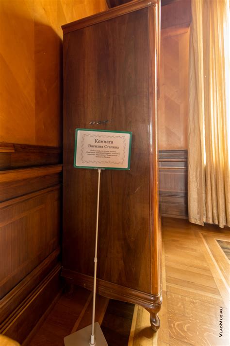 Фото портрета Василия Сталина в его комнате на сталинской даче в Сочи