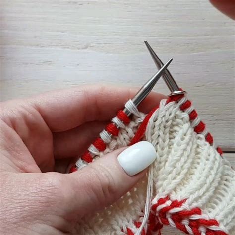 ♦️Латвийская косичка♦️ У этой горизонтальной двухцветной косички есть ...