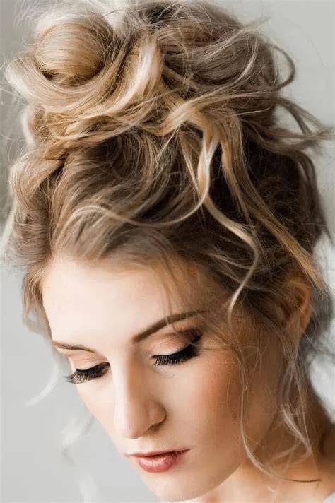 40 Versatile Top Knot Hairstyles for Every Occasion 29