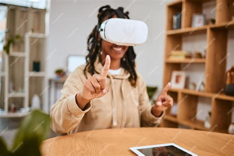 Виртуальная реальность vr метавселенная и черная женщина, указывающая ...
