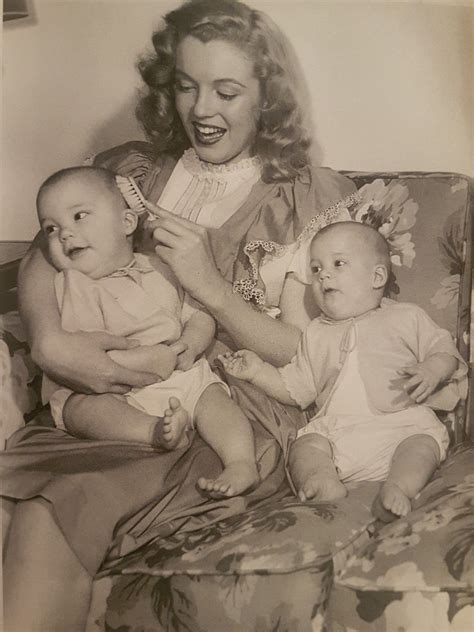 Marylin Monroe posing with babies in 1946 #MarylinMonroe #oldhollywood