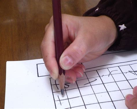 鉛筆の持ち方 約40分の指導で、小学1年生が自分の持ち方を正しい持ち方に修正できるようになった | 《橋爪秀博の「書く姿勢・持ち方クリニック ...