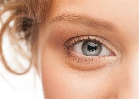 4 Easy Ways to Reduce Puffy Eyes - NewBeauty