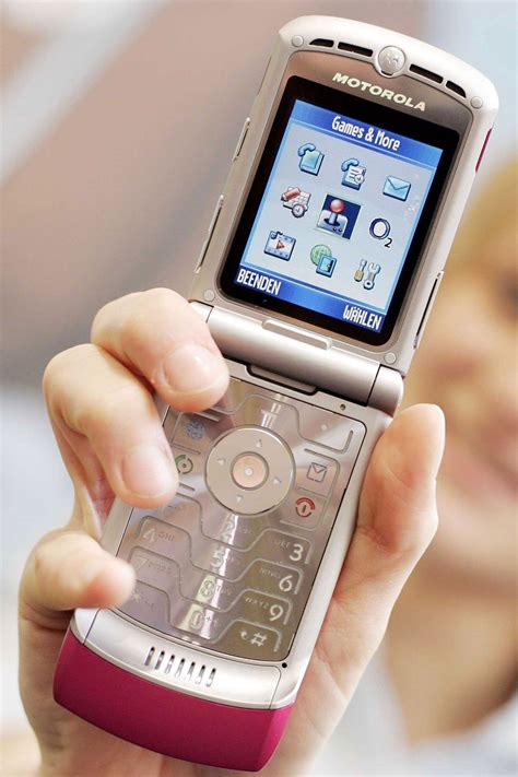 Motorola Razr flip phone is being brought back; 90s | Glamour UK