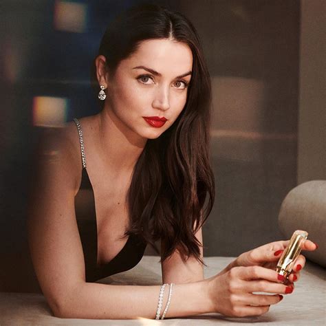 Ана де Армас стала лицом новой кампании Estee Lauder — BurdaStyle.ru