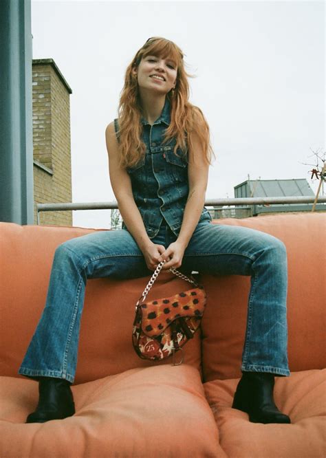 Stylists explain why 90s womens hair is popular with Gen Z 10