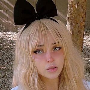 sunnyrayxo - Age, Family, Bio | Famous Birthdays