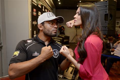 Feliz com reconhecimento, Octagon Girl Camila Oliveira agradece carinho