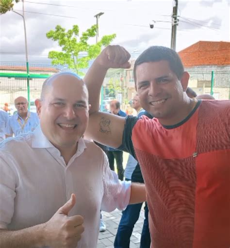 Roberto Cláudio posa ao lado de homem que fez tatuagem do ex-prefeito