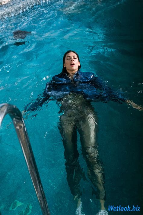 Wetlook girl fully clothes swimming in Pool : r/WetGirlsWetlook
