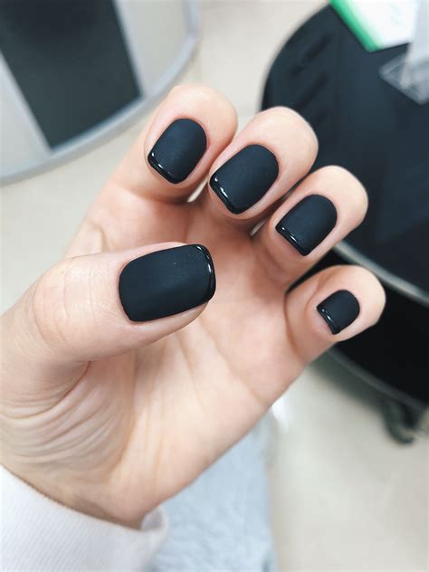 Маникюр чёрный френч мягкий квадрат матовый | Rock nails, Nail manicure ...