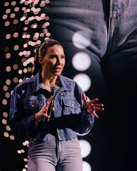 REVIEW: Whitney Cummings enamored the crowd at Taft Theater | Life and