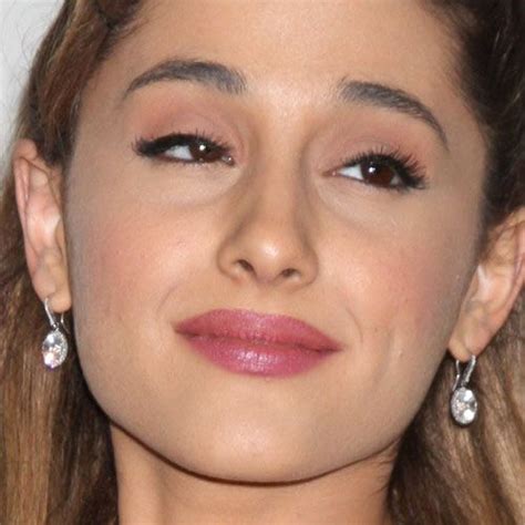 Ariana Grande Makeup: Pink Eyeshadow & Hot Pink Lipstick