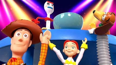 Toy Story! ИСТОРИЯ ИГРУШЕК! Как Шериф Вуди и Джесси спасали Вилкинса ...