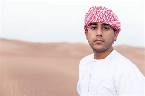 potret remaja arab  bukit pasir arab foto stok  gambar