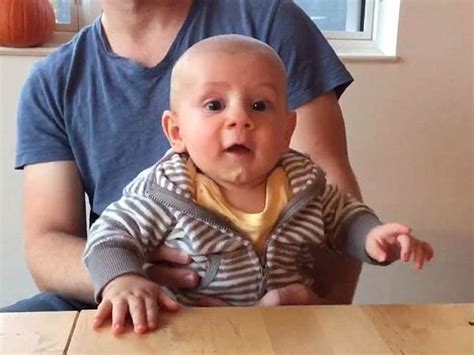 Очаровательный маленький пианист практикует свои навыки на воздушном ...