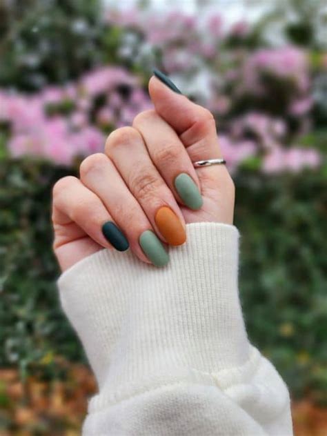 21 Super Easy Fall Nail Designs » Lady Decluttered