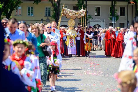 Boże Ciało w Łowiczu. Ulicami miasta przeszła barwna procesja, jedna z