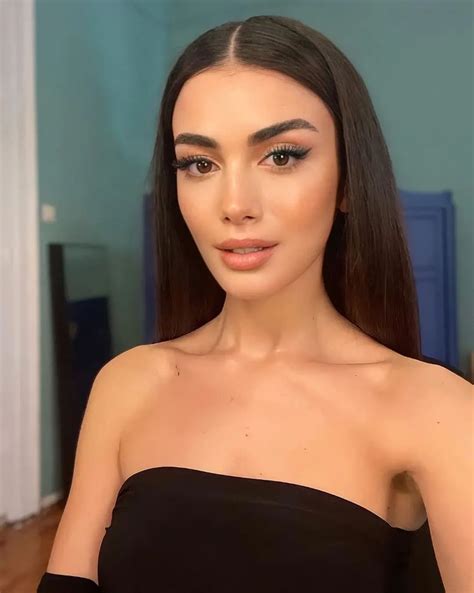🌼ÖZGE YAĞIZ اوزگه یائیز🌼 on Instagram: “Melek Yüzlüm 😘 @ozgeyagizz 💖 ...