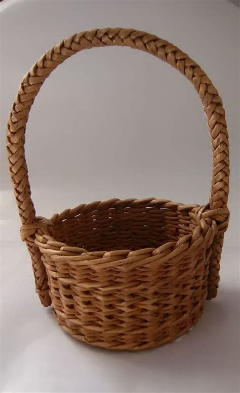 Кошик з паперових трубочок | Wicker, Gifts, Decorative wicker basket