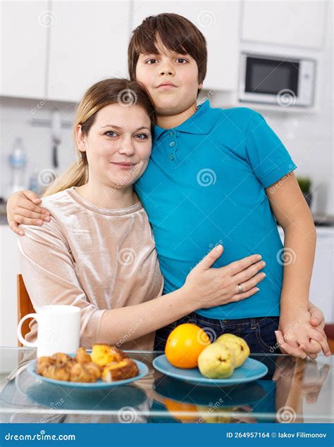 Madre E Hijo Comiendo En La Cocina Foto de archivo - Imagen de hijo