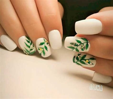 маникюр стразы и веточки | Nails, Beauty