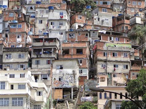 Datei:Favela not far from Copacabana.JPG – Wikipedia
