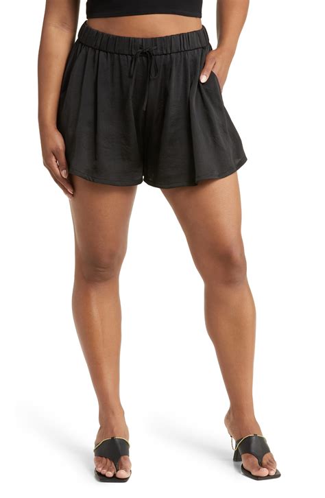 A Visual Guide to TikTok's Viral "Wrong-Shoe Theory" | Who What Wear