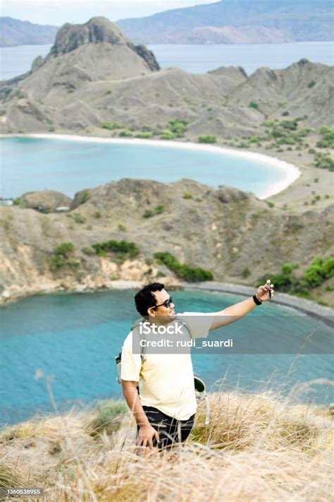 asian man traveling  pulau padar labuan bajo foto stok  gambar