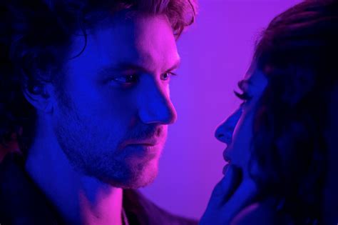 Sex/Life : Sarah Shahi et Adam Demos se confient sur leur rencontre et