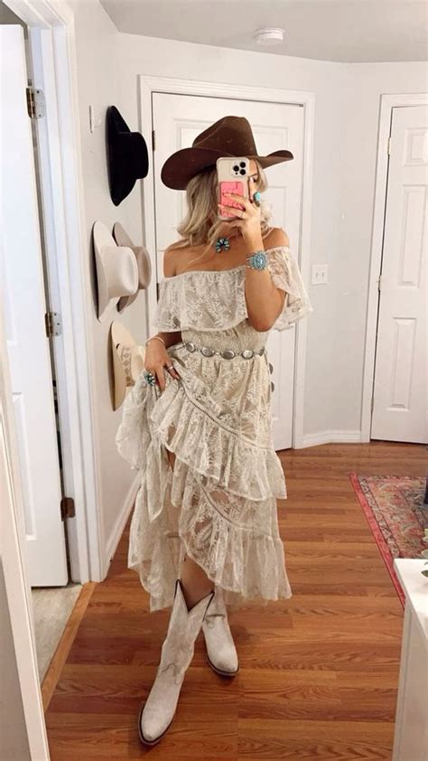 Stylish 16+ Baile Outfits and Jaripeo Dresses