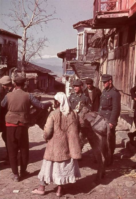 Солдаты вермахта в болгарском поселке — военное фото