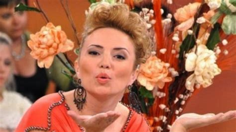 Ирина Сарачинова плюе Вихра в книга