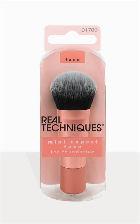 Real Techniques Mini Expert Face Brush | PrettyLittleThing CA