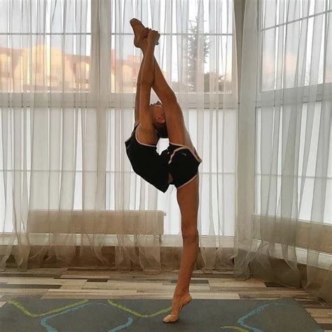 Pin by Alice Av. on Гимнастические тренировки | Gymnastics poses ...