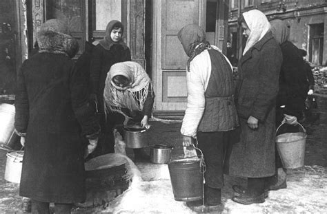 Женщины набирают воду в блокадном Ленинграде. Невский проспект ...