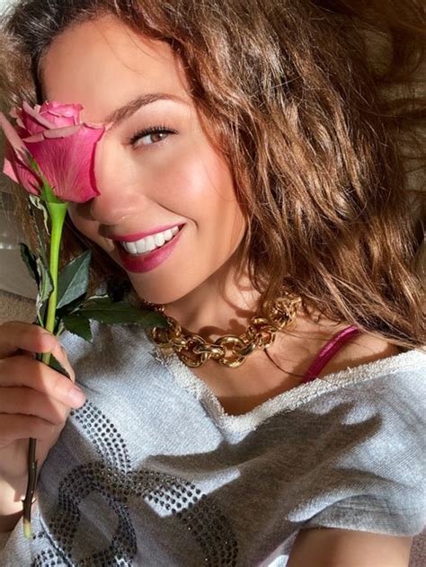 Thalía presume cuerpazo en body azul