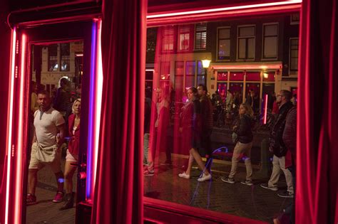Amsterdã vai proibir visitas turísticas ao distrito da luz vermelha