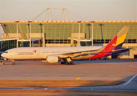 Самолеты на ICN международного аэропорта Инчхона в Сеуле, Южной Корее ...
