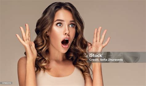 Mulut Dan Mata Terbuka Lebar Penuh Kejutan Ekspresi Kaget Di Wajah ...