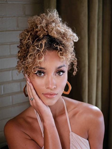 ملكة جمال أميركا Elle Smith المجتمع يضغط على المرأة اليوم ويحدّد لها