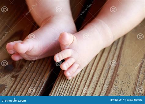 Litet Naket Behandla Som Ett Barn Ben För ` S Fotografering för ...