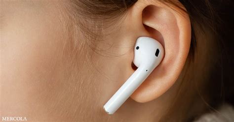 250 Scientists Highlight Concerns With Earbuds