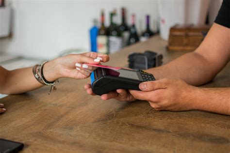 Store Credit Cards: Is it a good option? Understand